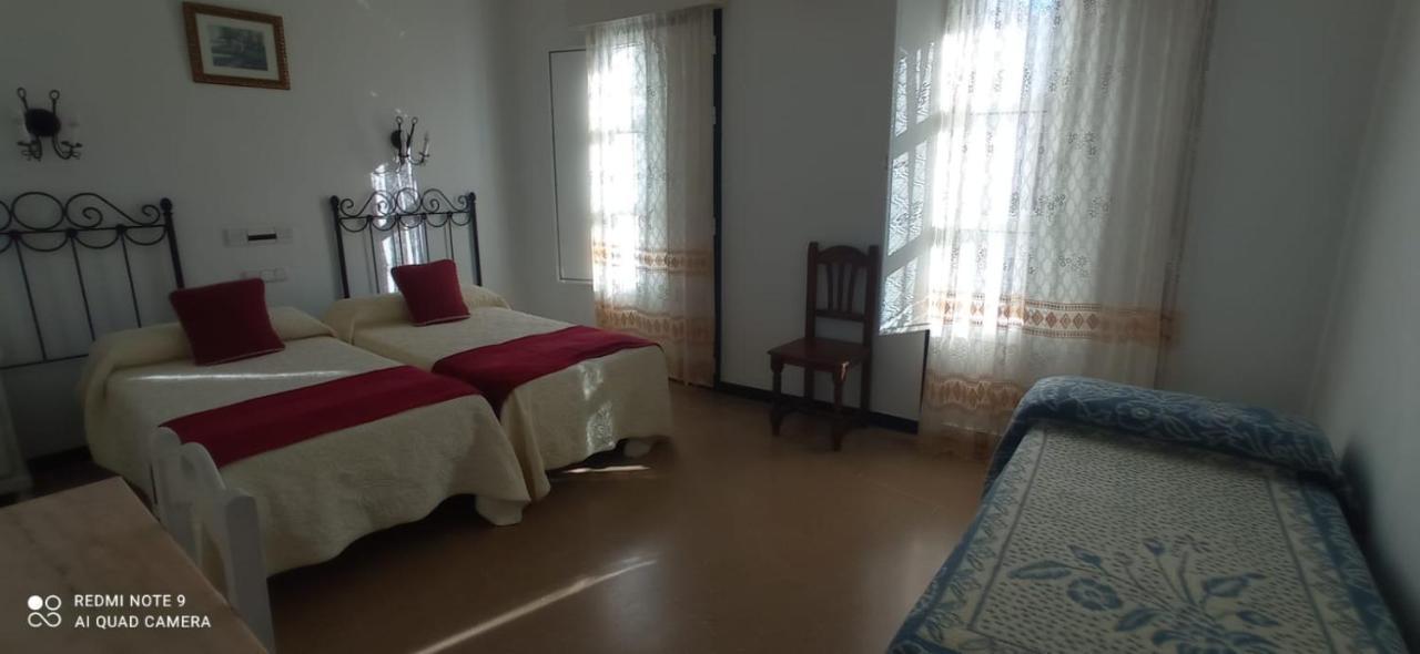 Hostal 2 Estrellas -Restaurante Las Tres Encinas En El Centro Del Pueblo Cabeza la Vaca Exteriér fotografie