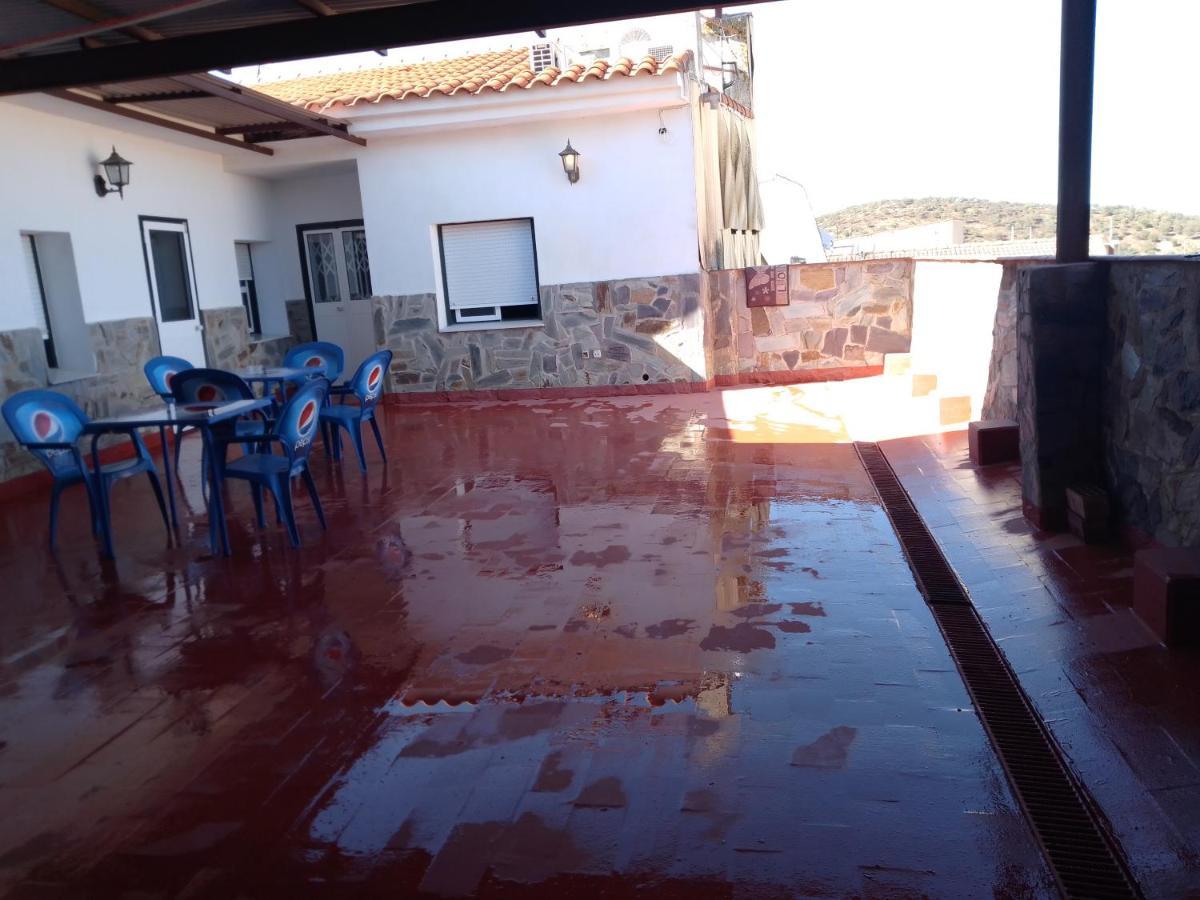 Hostal 2 Estrellas -Restaurante Las Tres Encinas En El Centro Del Pueblo Cabeza la Vaca Exteriér fotografie