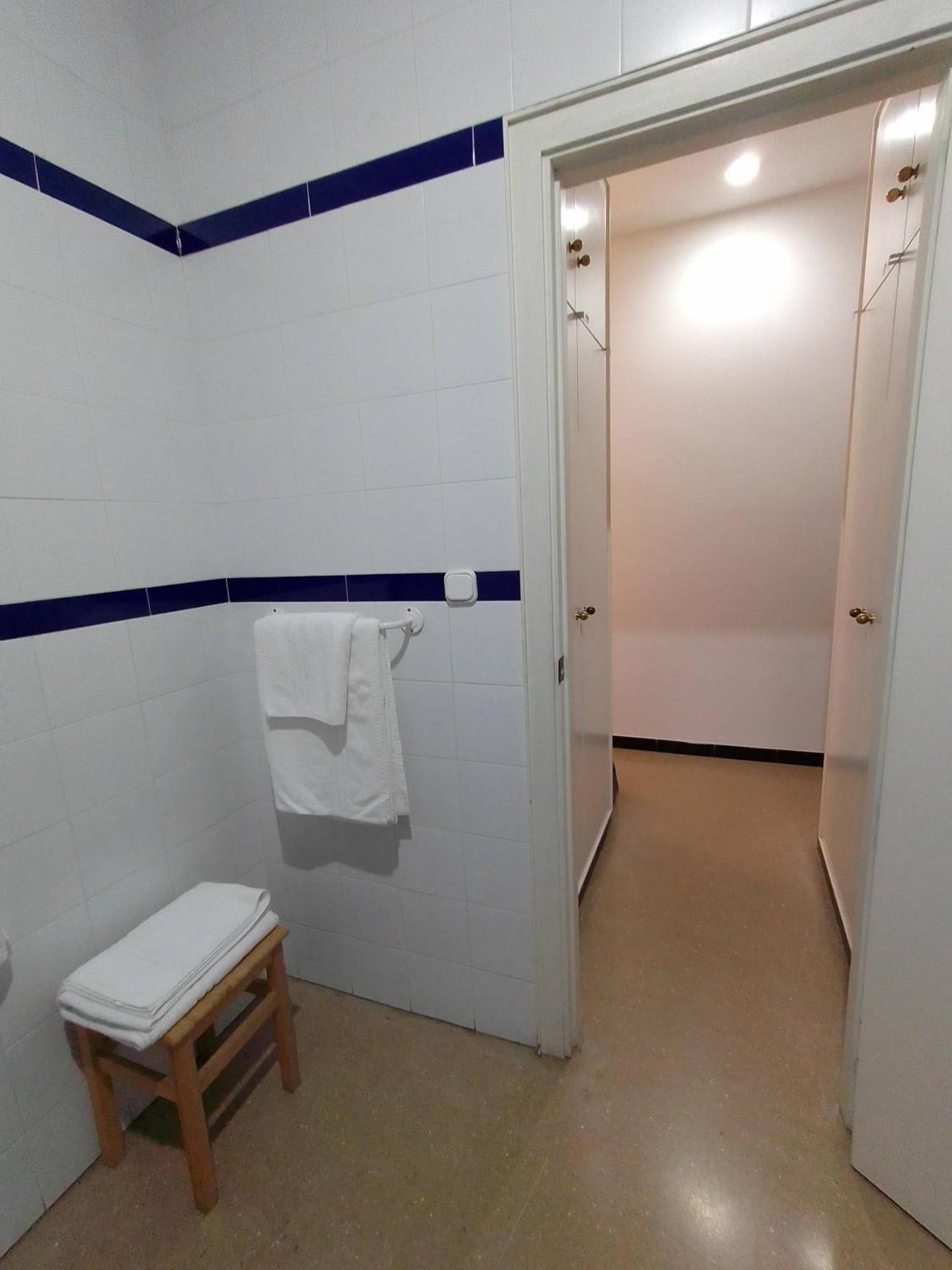 Hostal 2 Estrellas -Restaurante Las Tres Encinas En El Centro Del Pueblo Cabeza la Vaca Exteriér fotografie